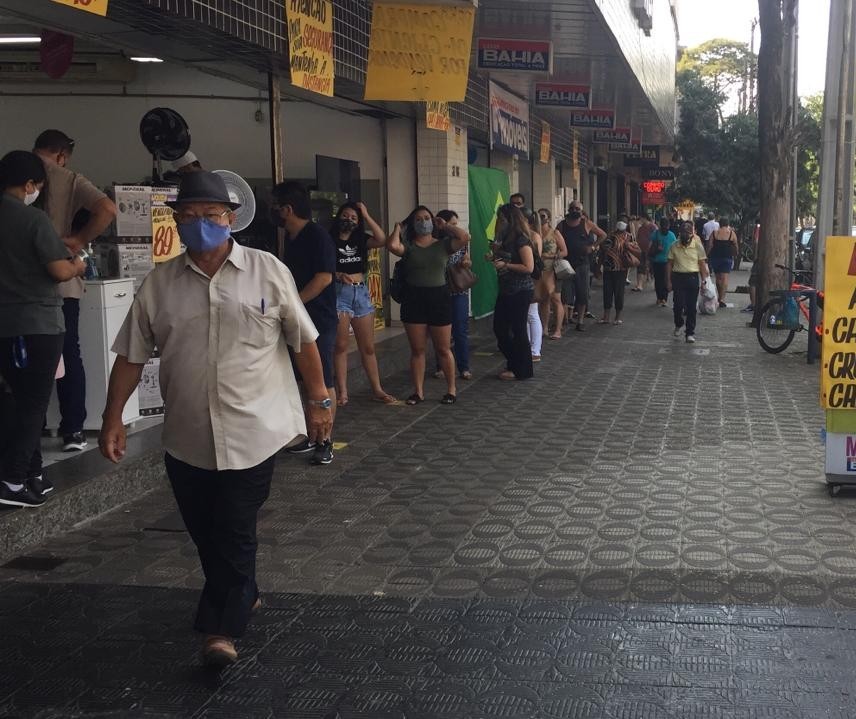 Comércio de rua de Maringá funciona em horário ampliado neste sábado