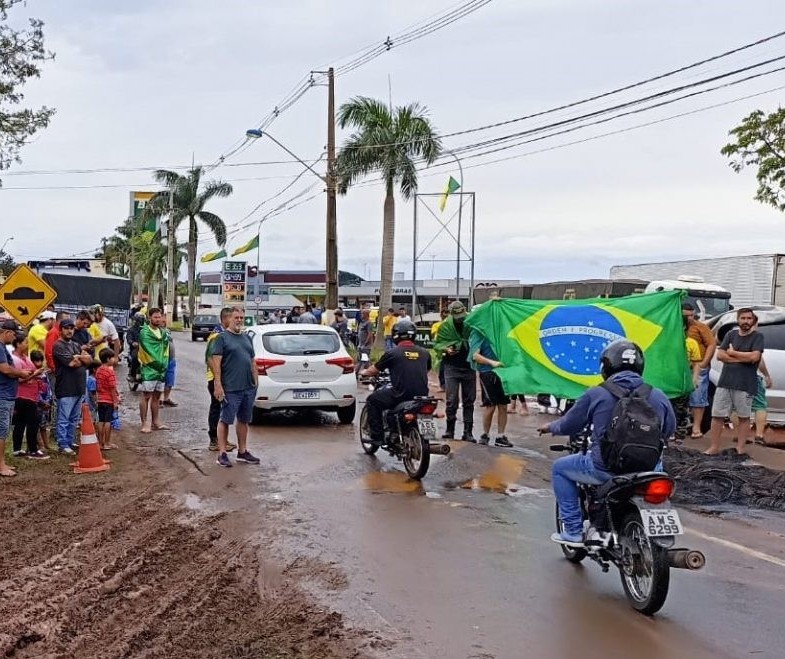 Protesto em Maringá continua sem bloqueio de veículos, diz PM