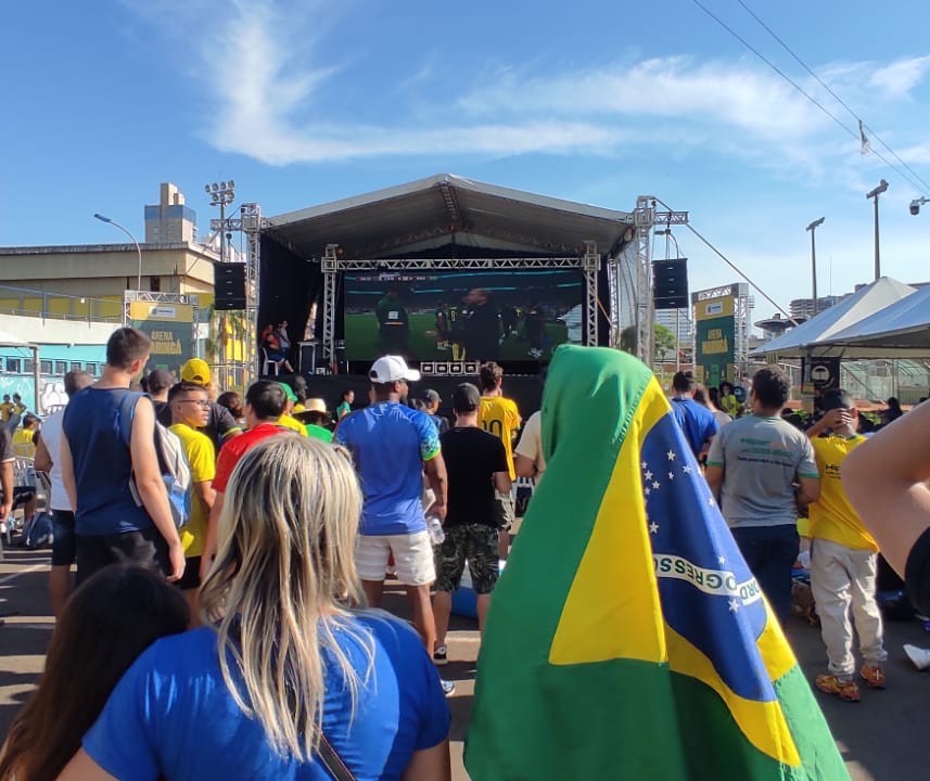 Festa, decepção na Vila Olímpica e Brasil fora da Copa