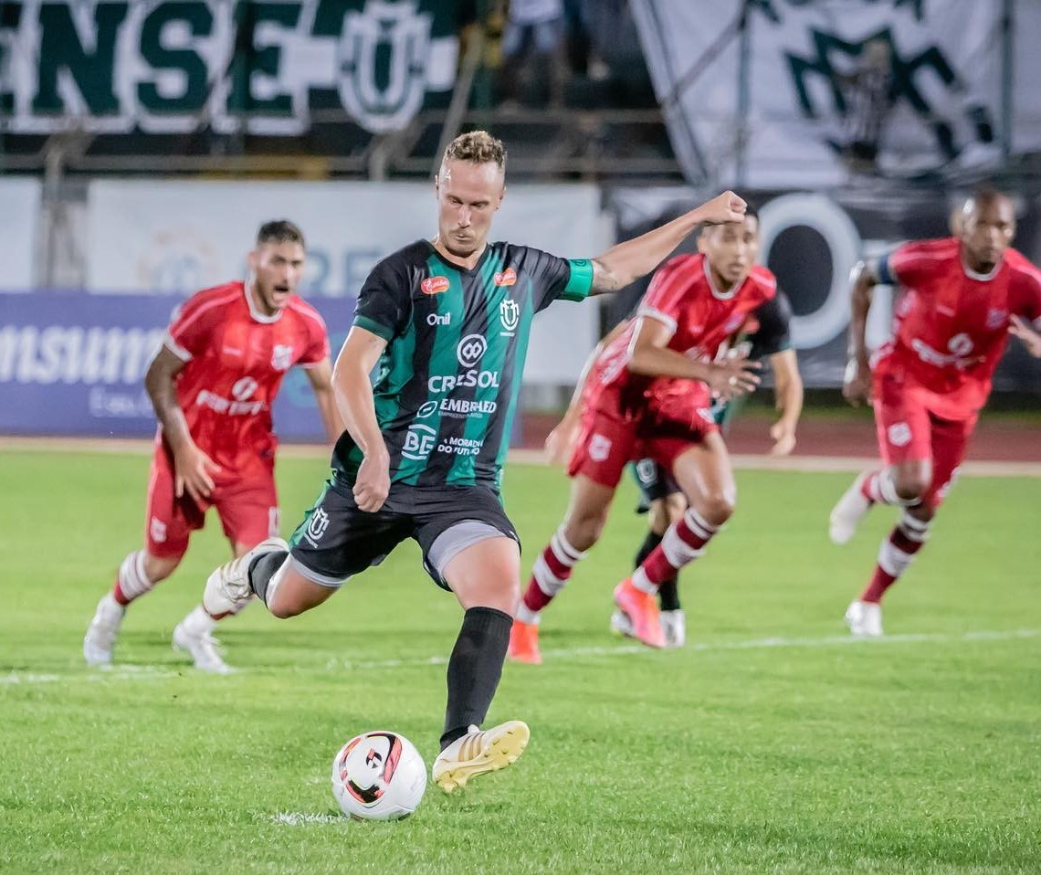 Maringá FC vence o Rio Branco e dorme na liderança do Paranaense