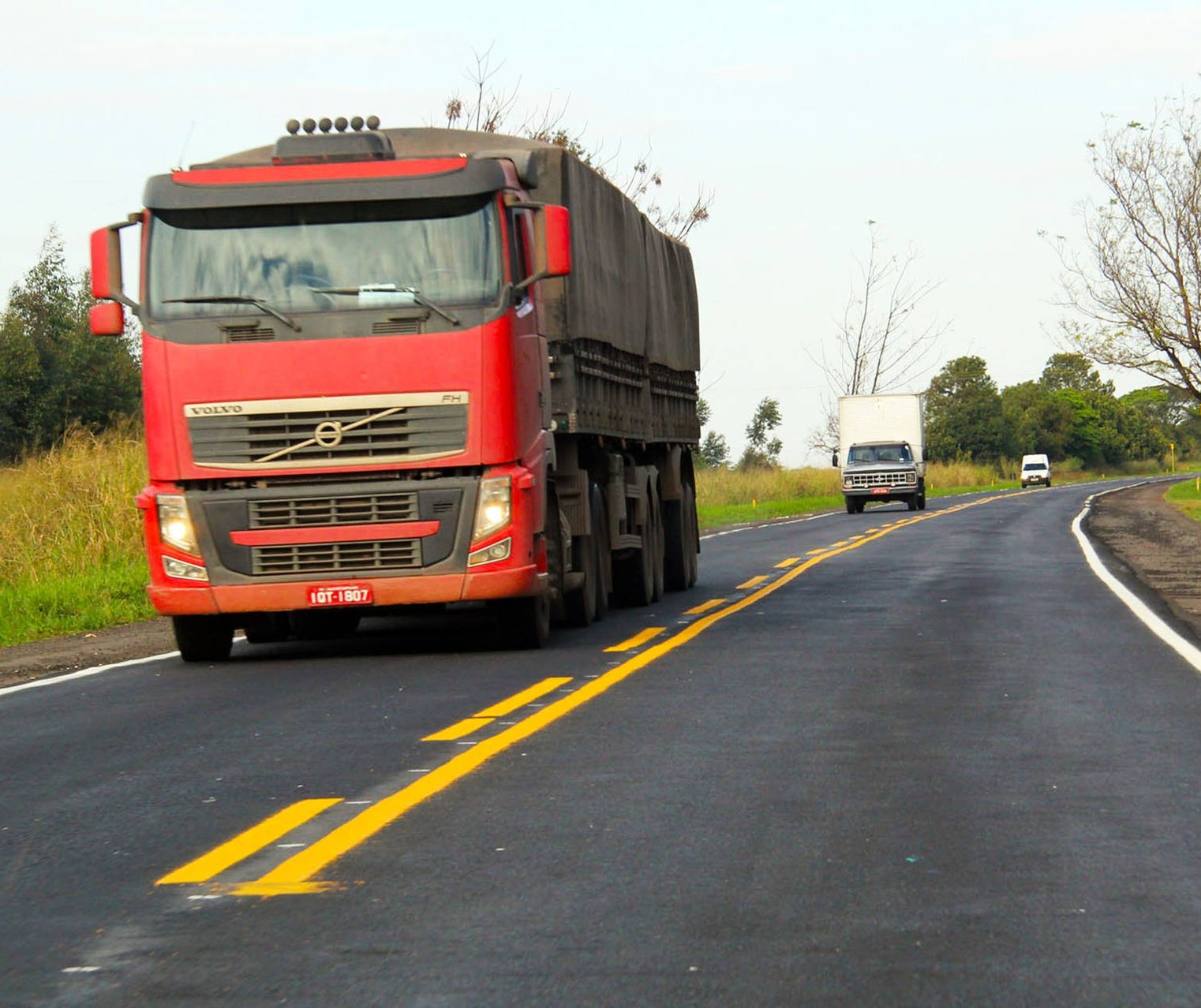 Alta do dólar, do petróleo e do aço elevou o custo do transporte de cargas