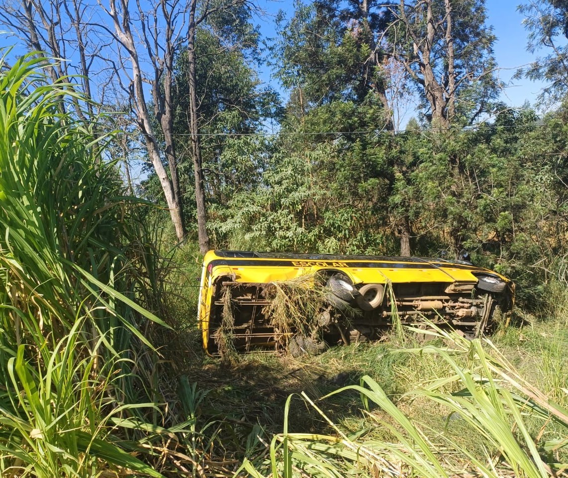 Estudante e professora ficam em estado grave após acidente com ônibus escolar, em Ortigueira