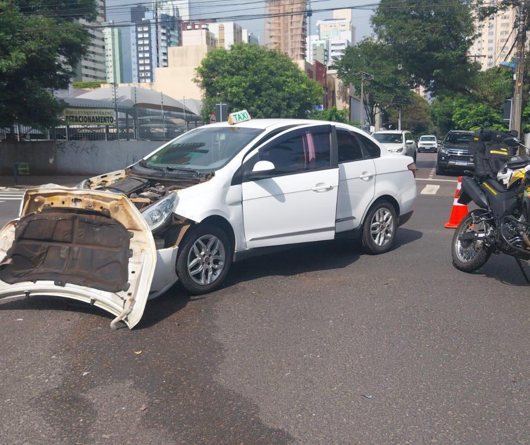 Táxi fura sinal vermelho e bate em SUV no centro de Maringá