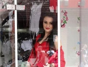 Loja inova no centro de Maringá e coloca manequim vivo para divulgar nova coleção de lingerie para o Dia dos Namorados