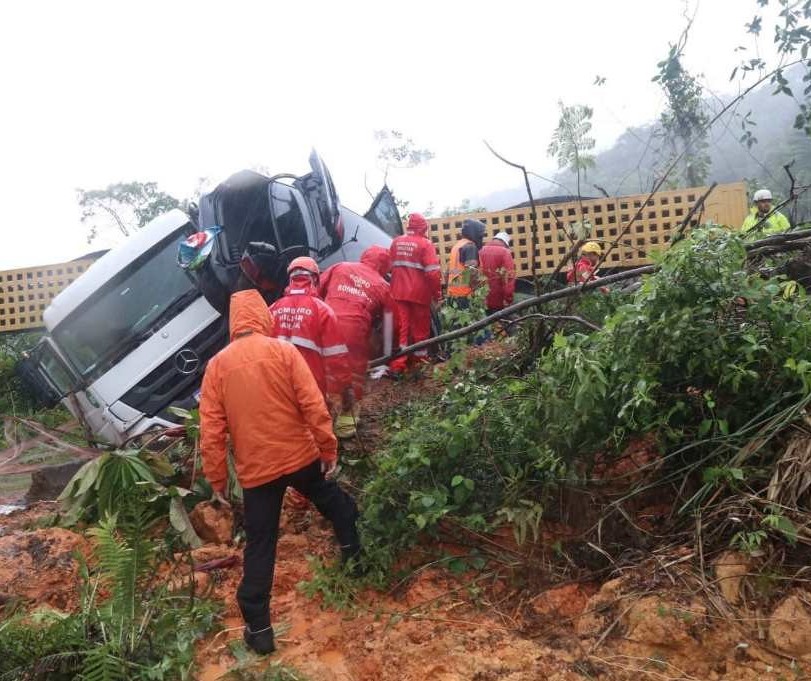 Uma carreta e três carros foram retirados em local de desmoronamento na BR-376