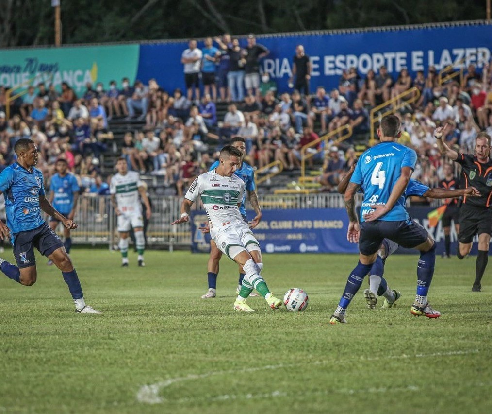 Azuriz vence o Coritiba e ajuda Maringá FC se manter na liderança