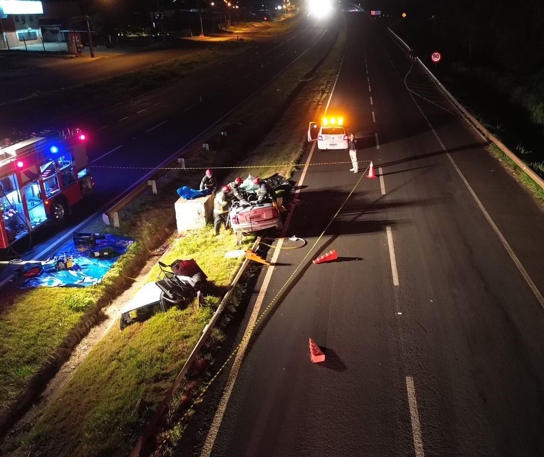 Dois jovens morrem e outros três ficam feridos após carro bater em concreto às margens da BR-376