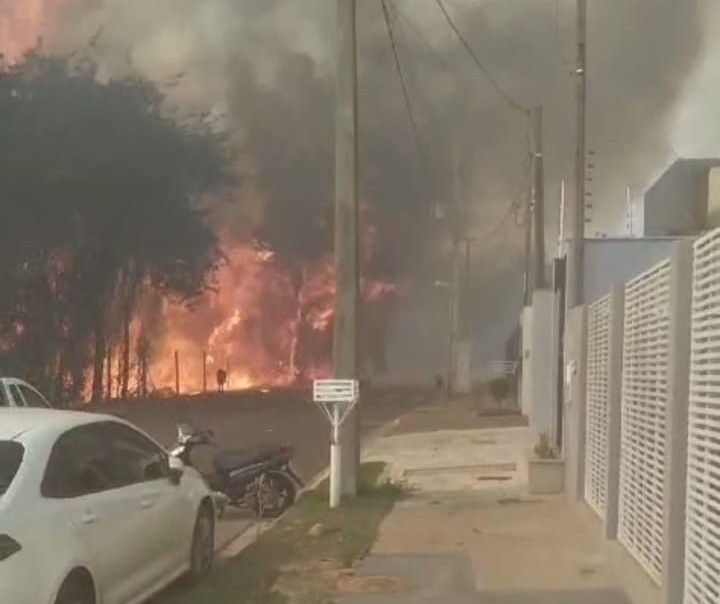  Vídeo mostra desespero de moradores durante incêndio ambiental