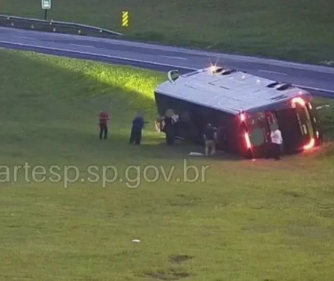 Ônibus com 34 passageiros que saiu de Maringá tomba na Castelo Branco