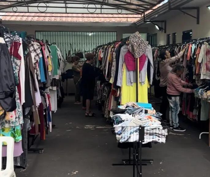 Maringá tem bazar de roupas com preços a partir de R$ 2