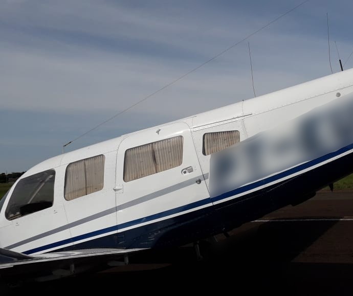 Trem de pouso não funciona e avião arrasta na pista no aeroporto de Paranavaí