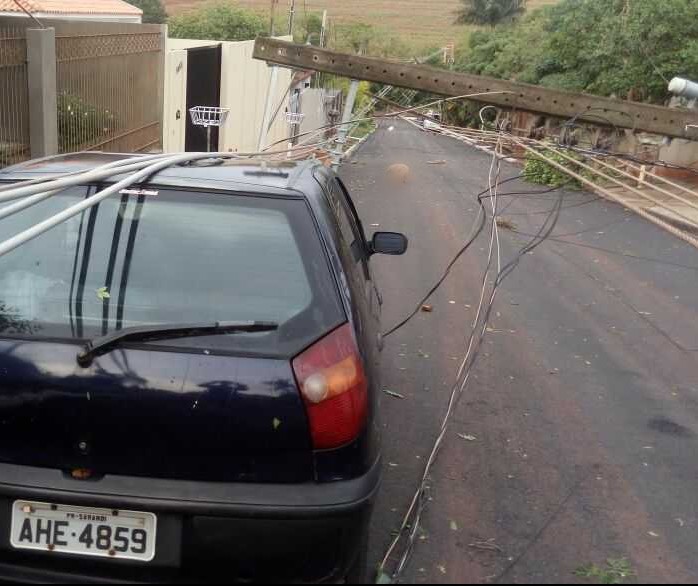 ‘Foi um grande susto’, diz moradora que teve carro atingido por poste durante temporal