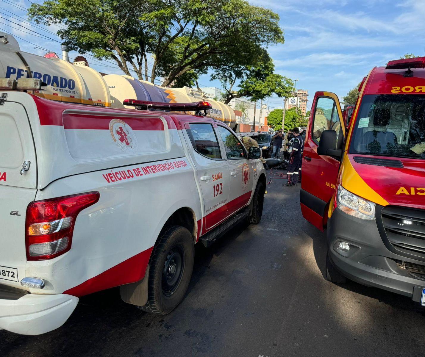 Motociclista morre após acidente envolvendo três veículos na Avenida Colombo