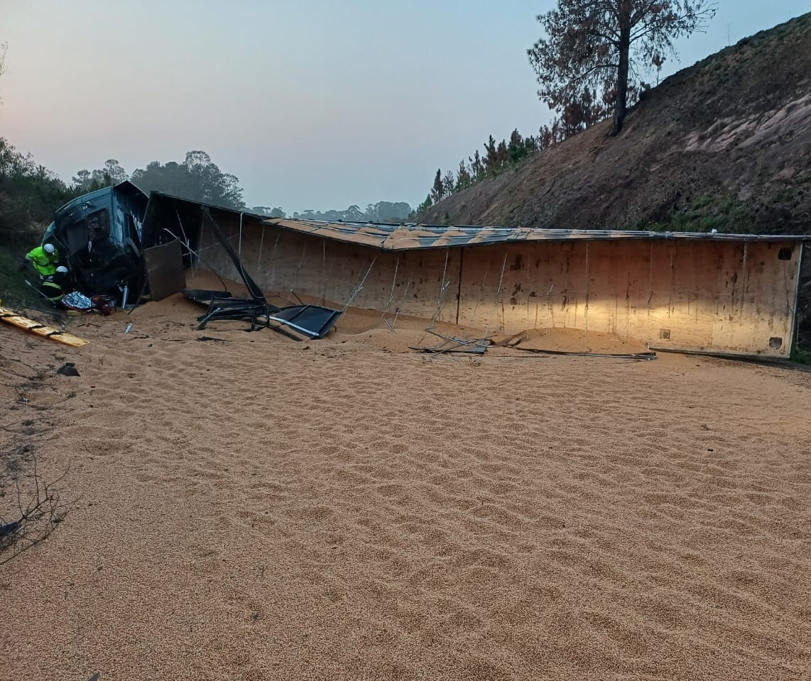 Carreta tomba e interdita BR-373 em Ipiranga; motorista morre