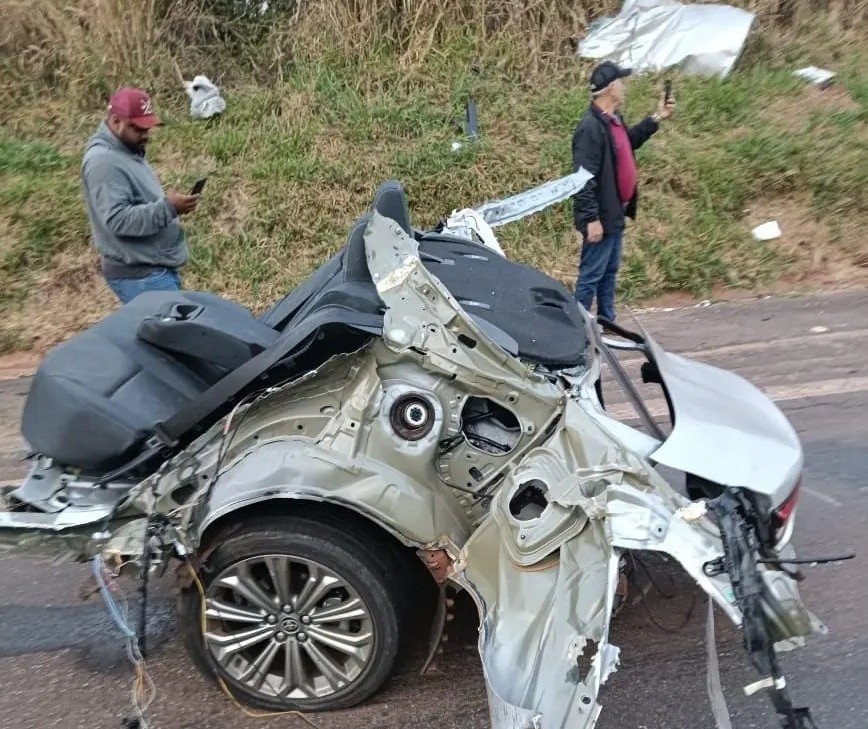 Dentista morre e carro parte ao meio em acidente na BR-376 