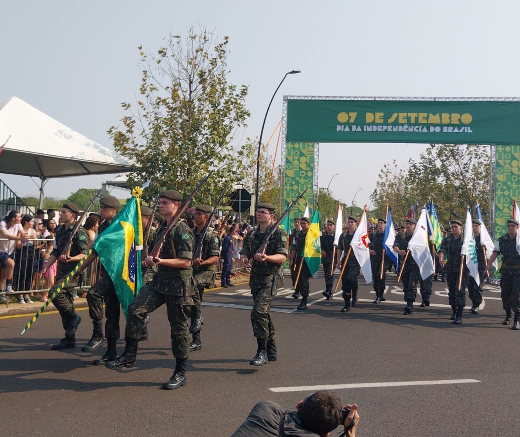 Desfile cívico-militar em Maringá reúne milhares de pessoas  