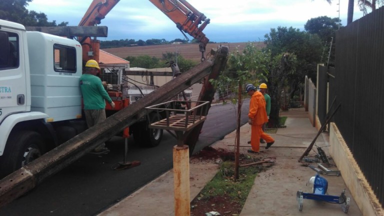 163 postes caíram durante temporais este ano