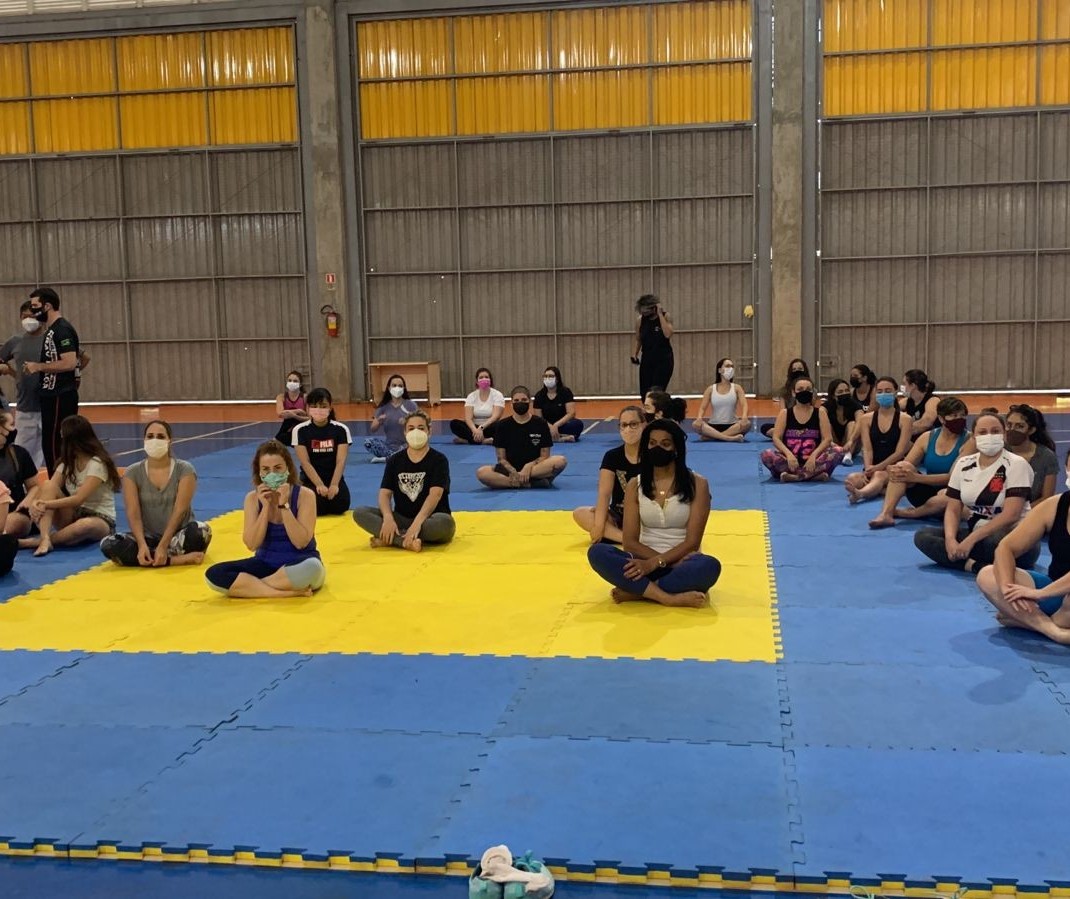 Em aula de defesa pessoal mulheres aprendem a se proteger