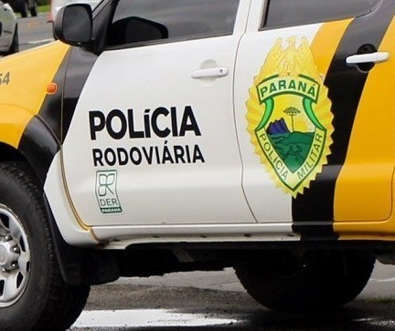 Carro bate em árvores, capota e passageiro de 31 anos morre