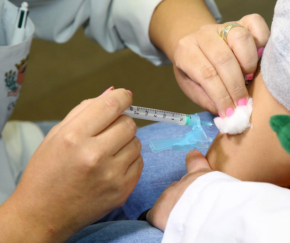 Saúde solicita novas doses de vacina contra Covid e dengue