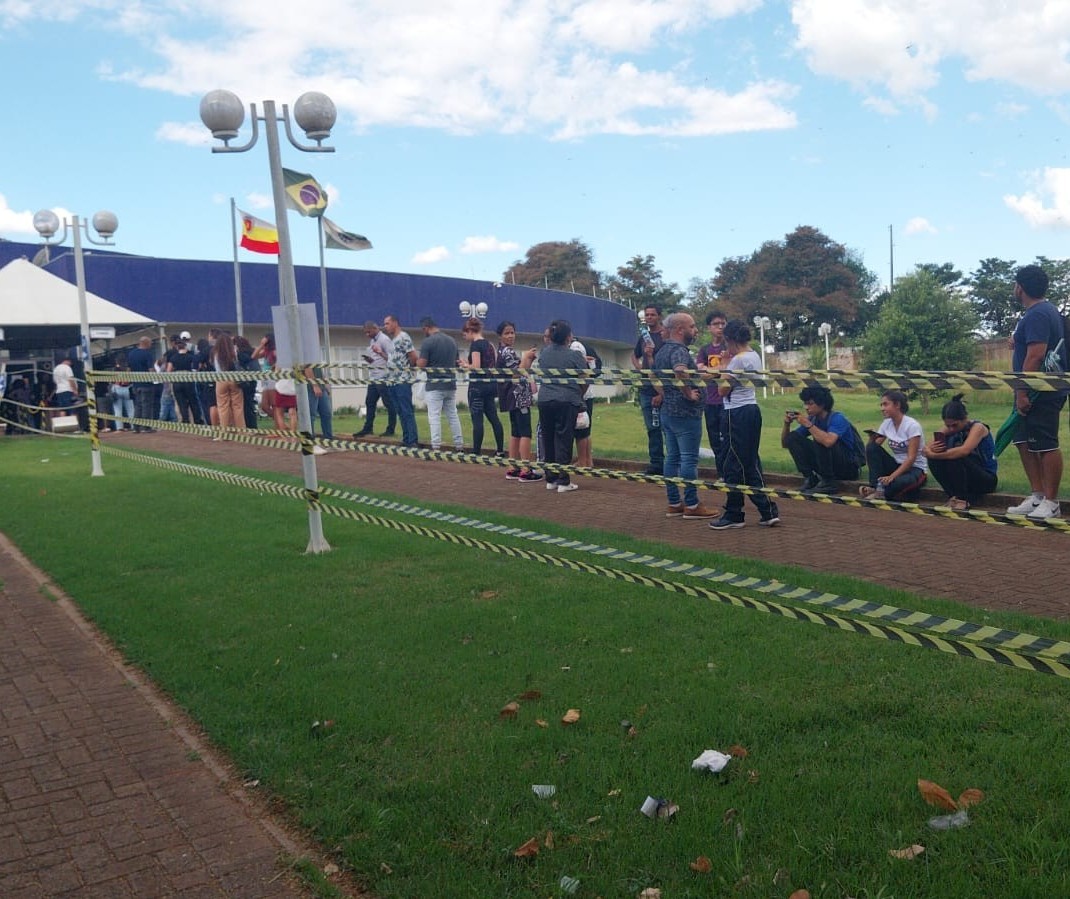 Eleitores formam fila gigante para regularizar titulo