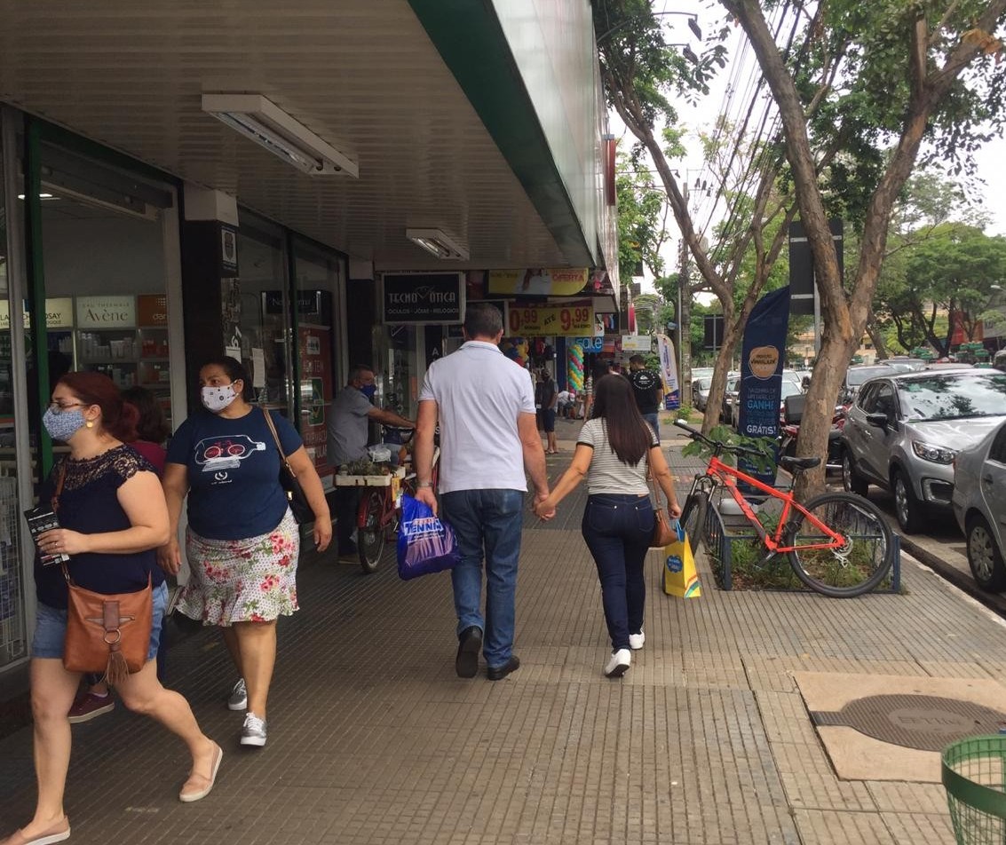 Decreto altera horário do comércio de rua e shoppings em Maringá