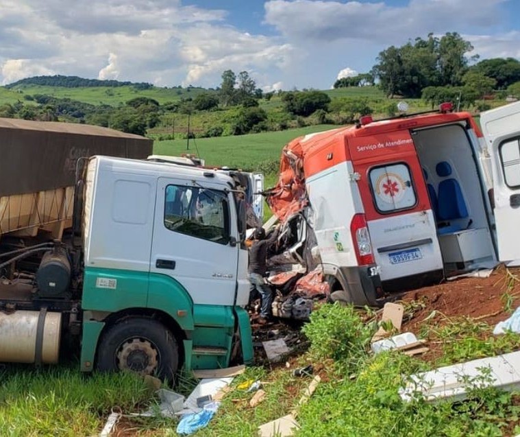 Acidente envolvendo ambulância do SAMU na PR-170 deixa quatro feridos