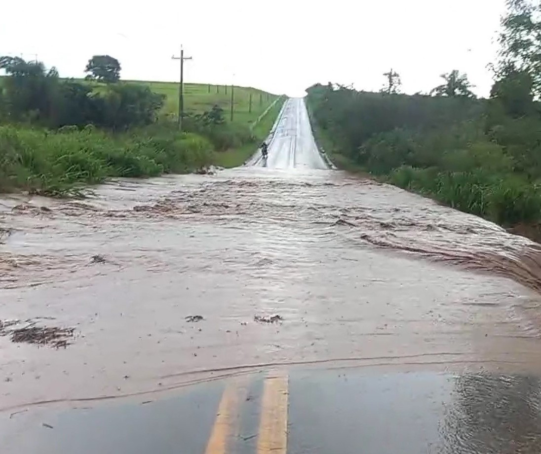 Trânsito está em meia pista na PR-082 entre Douradina e Ivaté