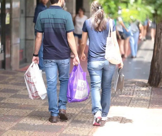 Comércio de rua terá horário estendido nesta sexta-feira em Maringá