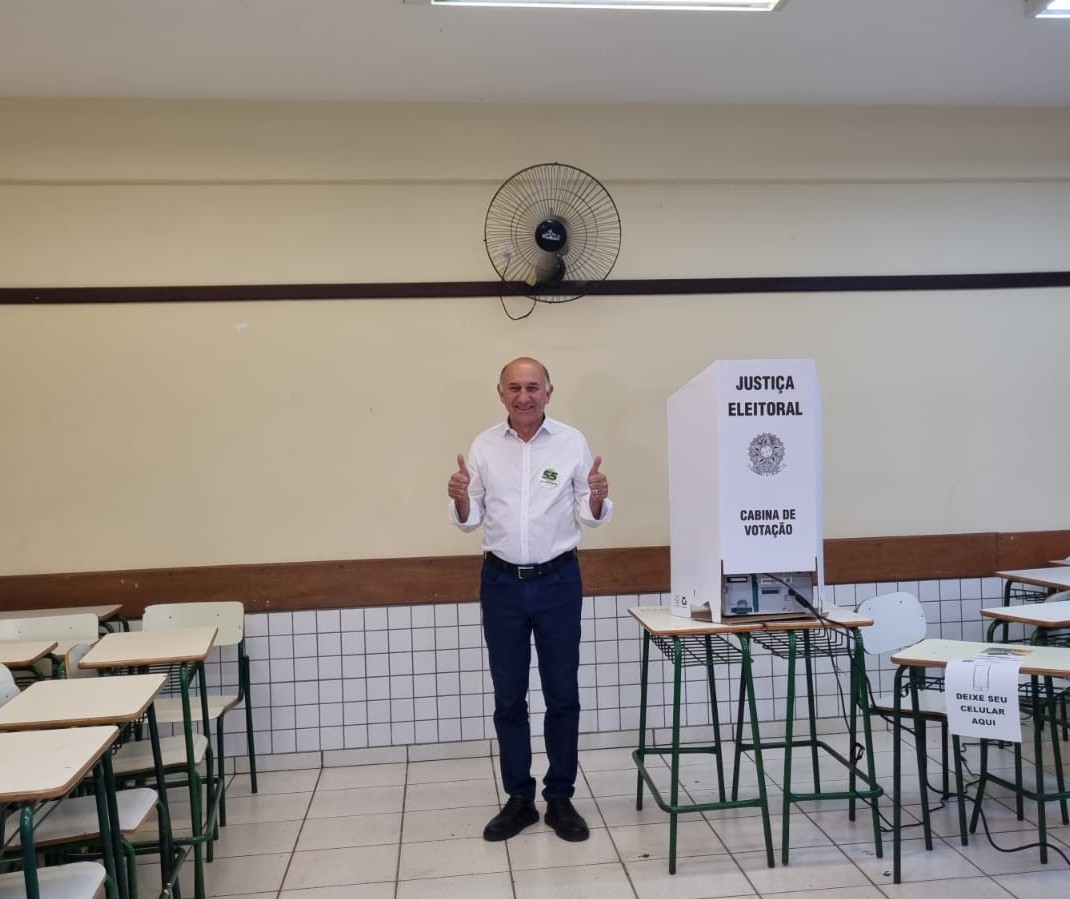 Candidato Edson Scabora (PSD) vota no Instituto de Educação de Maringá